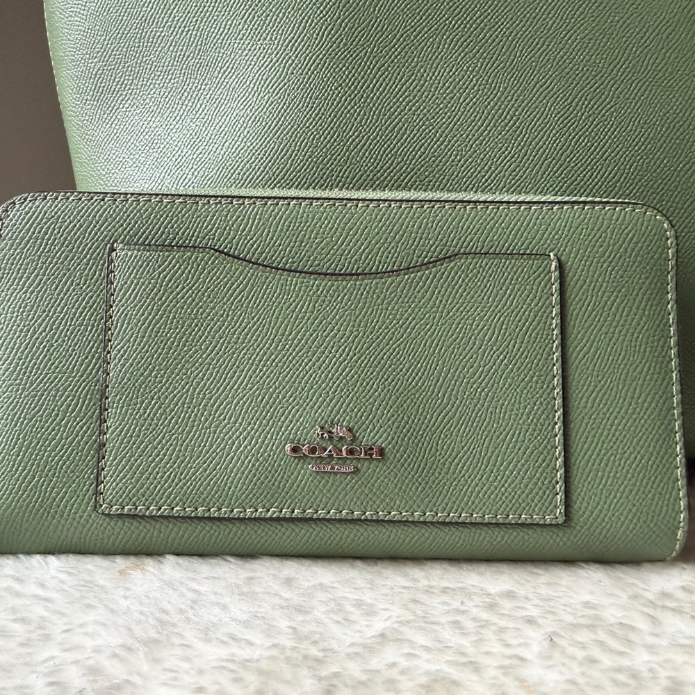 Coach Top Zip tote bag in green with wallet and bunny charm - Picture 12 of 15